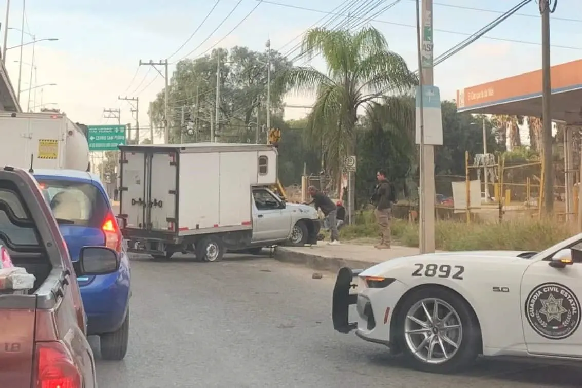Volcadura en Circuito Potosí deja cuantiosos daños