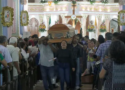 Agentes custodian el funeral de subsecretario en Guerrero