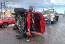 Vuelca su camioneta bajando puente del Tec de San Luis