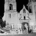 Lucen calles con adornos patrios