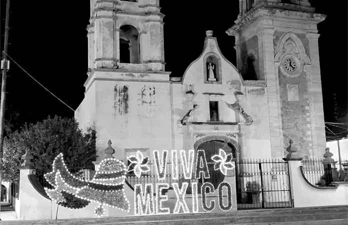 Lucen calles con adornos patrios