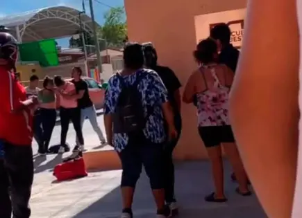 Pelean madres afuera de primaria