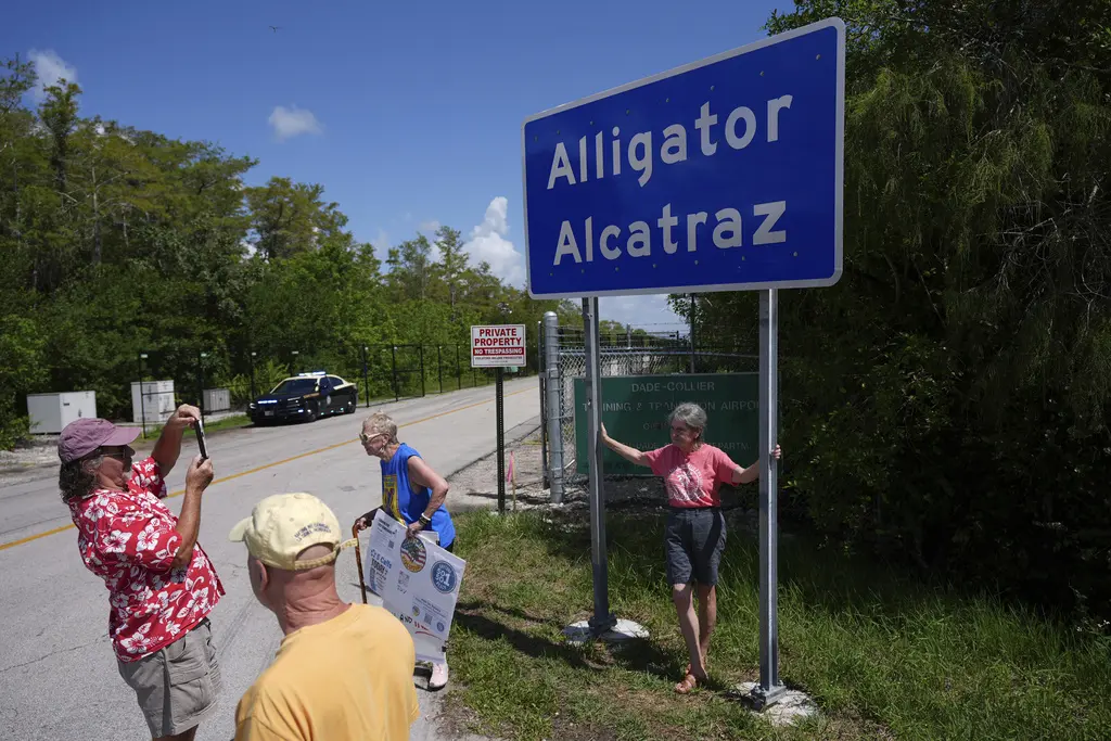 Suspenden orden de cierre de cárcel para inmigrantes en Everglades de Florida