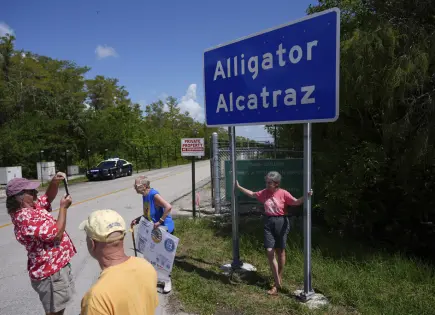 Suspenden orden de cierre de cárcel para inmigrantes en Everglades de Florida