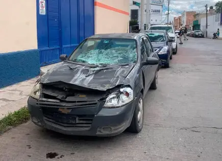 Taxista provoca accidente vial en Av. Universidad