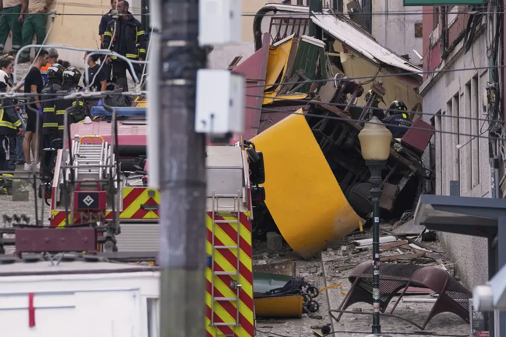 Tranvía en Lisboa descarrila causando muertes y heridos