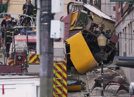 Tranvía en Lisboa descarrila causando muertes y heridos