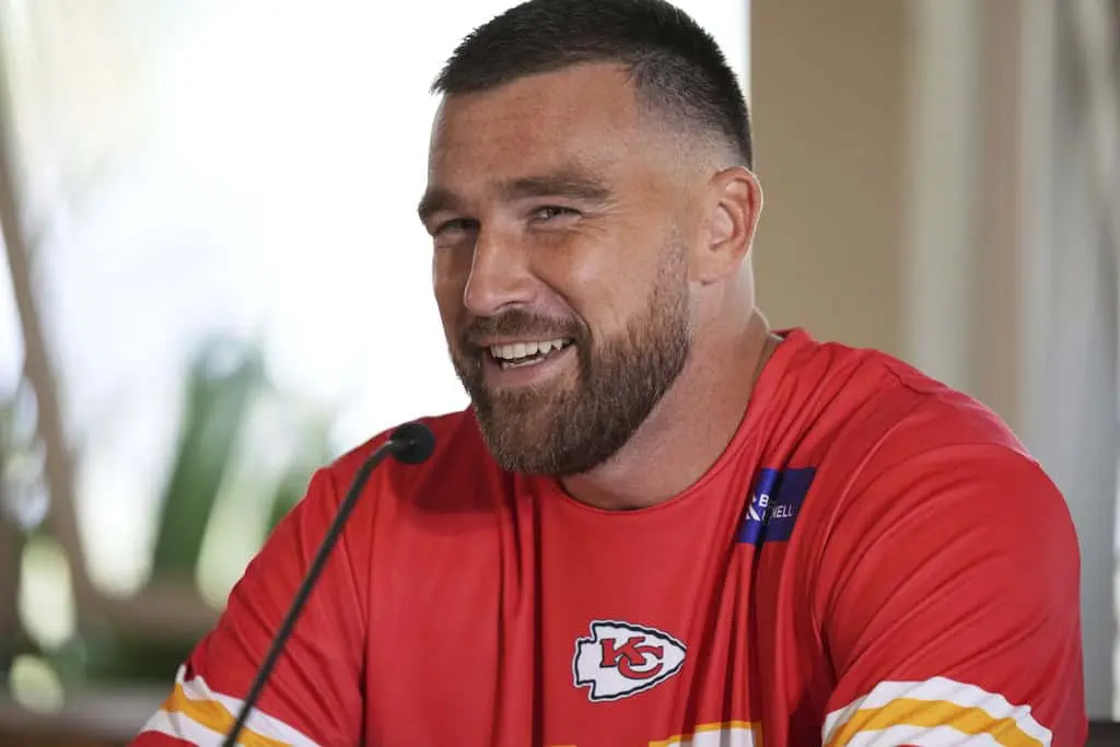 Travis Kelce habla sobre su compromiso con Taylor Swift