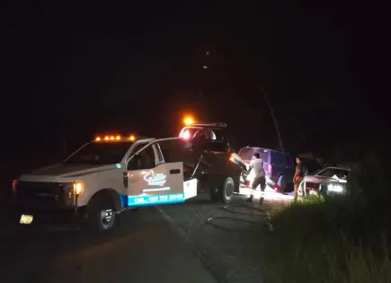Camioneta queda entre maleza en carretera Valles-Chantol