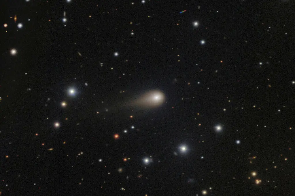 Cometa interestelar muestra una cola en crecimiento