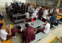 Toman clases en el patio de CBTis 121 de Soledad