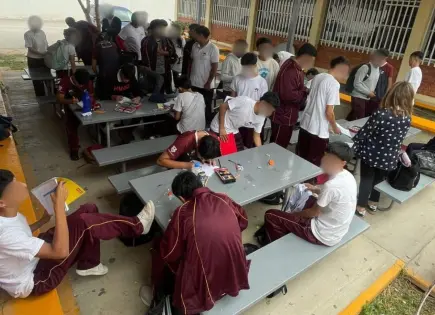 Toman clases en el patio de CBTis 121 de Soledad