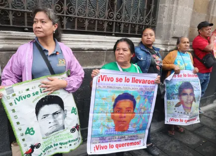 Familiares de los 43 jóvenes desaparecidos de Ayotzinapa expresan decepción