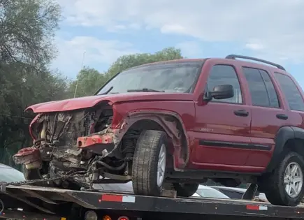 Jeep choca contra muro en Circuito Potosí