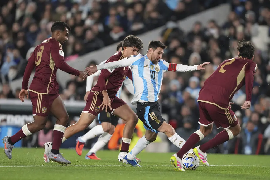 Lionel Messi firma doblete en despedida con Argentina
