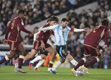 Lionel Messi firma doblete en despedida con Argentina