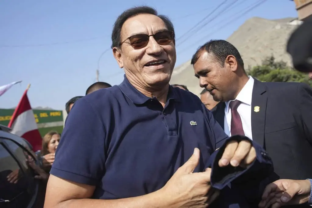 Martín Vizcarra recupera la libertad en Perú tras revocación de orden de prisión preventiva