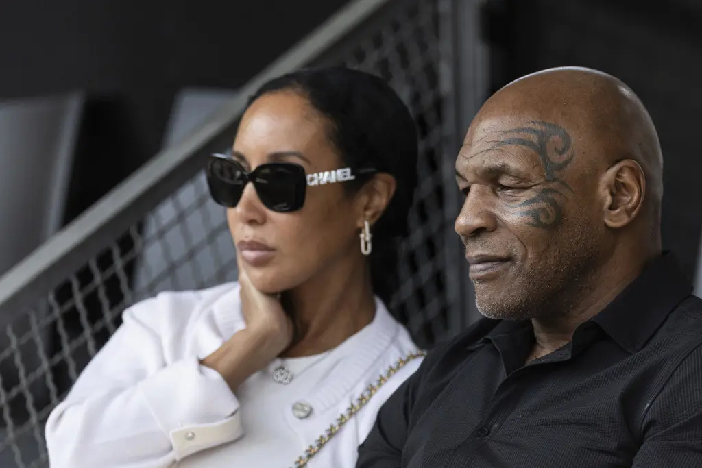 Mike Tyson y Floyd Mayweather Jr. pactan combate para 2026