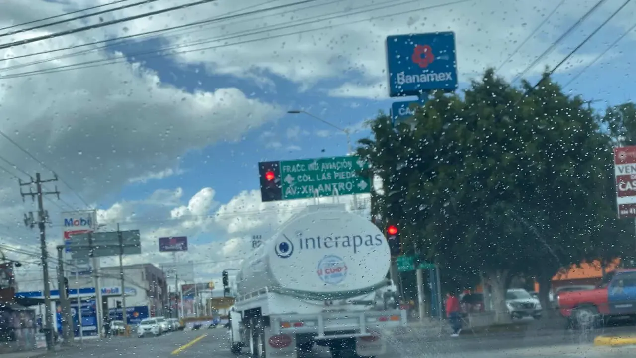 FOTO DEL DÍA | Pipa de Interapas ignora alto en avenida Muñoz