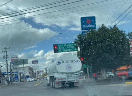 FOTO DEL DÍA | Pipa de Interapas ignora alto en avenida Muñoz