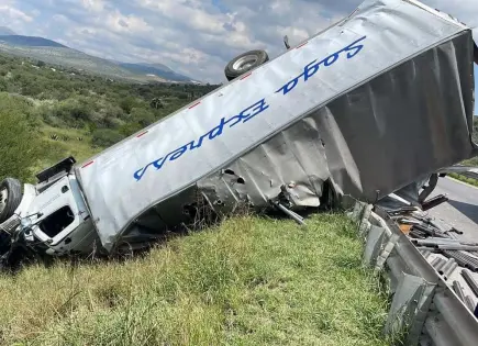 Fotos | Impactan tráileres en carretera a Matehuala; un muerto