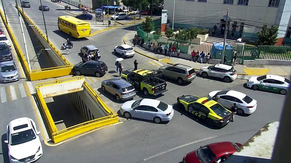 Avientan con auto a mujer en desnivel de glorieta Bocanegra