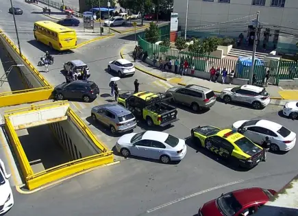 Avientan con auto a mujer en desnivel de glorieta Bocanegra