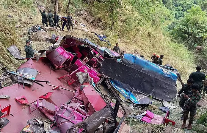 Cae autobús a barranco, mueren 15 pasajeros
