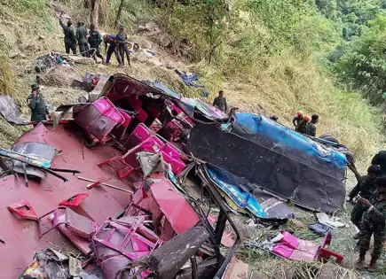Cae autobús a barranco, mueren 15 pasajeros