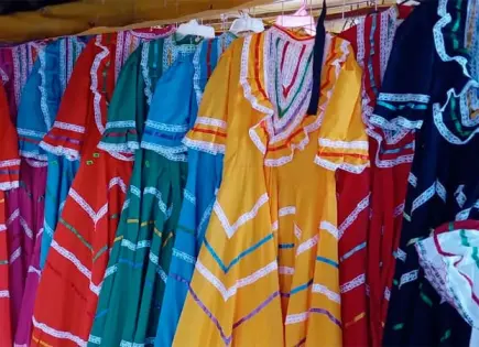 Instalan puestos de adornos patrios