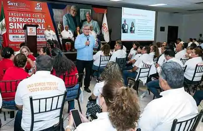 Líderes seccionales del SNTE exigen pago de prestaciones a Gobierno