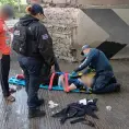 Rescatan a una joven tirada sobre el Río Santiago
