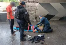 Rescatan a una joven tirada sobre el Río Santiago