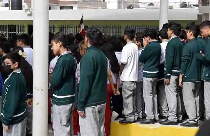 Se debe regular uso de celulares en secundarias