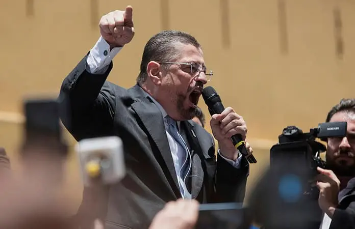 Solicitan suprimir fuero al presidente de C. Rica
