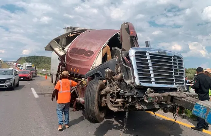 Un muerto, deja accidente entre dos tráilers