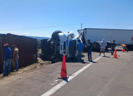 Nuevo choque de tráileres deja un muerto en carretera 80