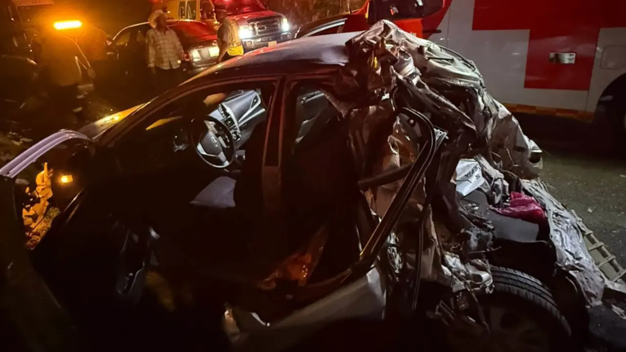 Trágico accidente en la autopista Valles-Rayón: una mujer fallece y siete personas resultan heridas