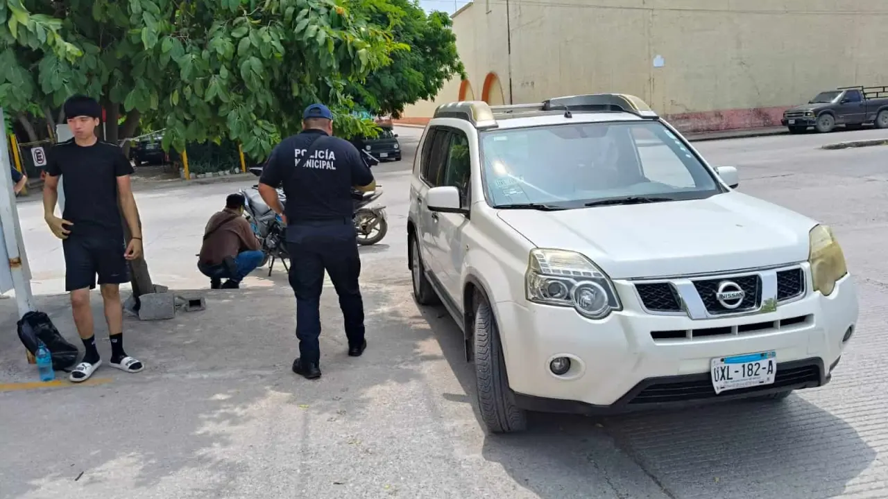 Accidente vial en Ciudad Valles: motociclista tumbado por camioneta