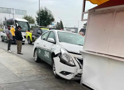 Camioneta proyecta taxi contra puesto en la 57