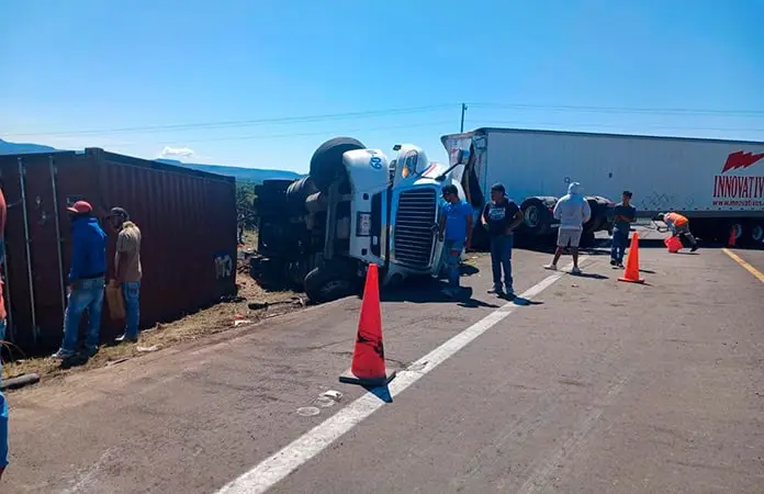 Chocan dos tráilers, fallece un conductor