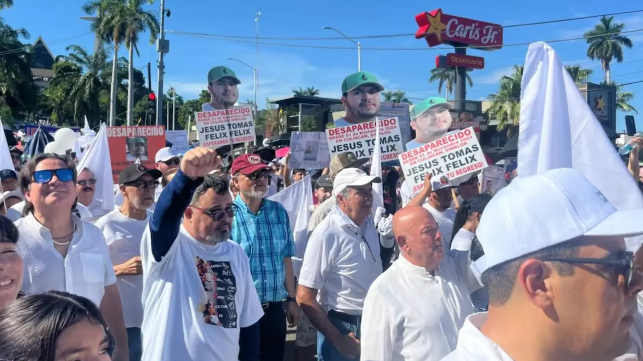 Los miles de participantes en esta marcha con cánticos exigieron la paz y corearon "fuera Rocha, fuera Rocha". Foto: Especial