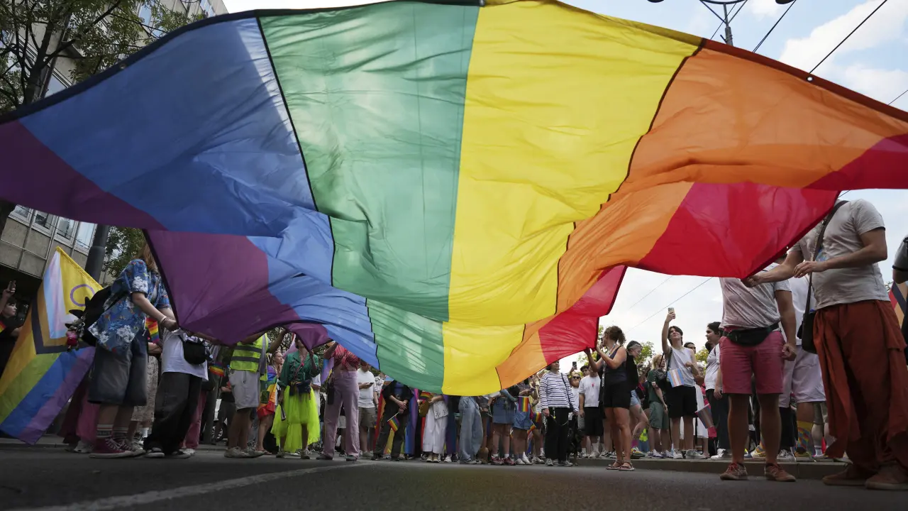 Marcha del Orgullo LGBTQ+ en Belgrado condena violencia policial y apoya protestas estudiantiles