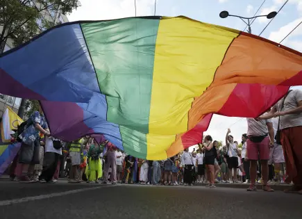 Marcha del Orgullo LGBTQ+ en Belgrado condena violencia policial y apoya protestas estudiantiles Marcha del Orgullo LGBTQ+ en Belgrado condena violencia policial y apoya protestas estudiantiles