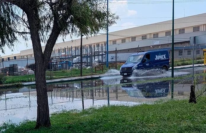 Se anegan calles en la Z.I.