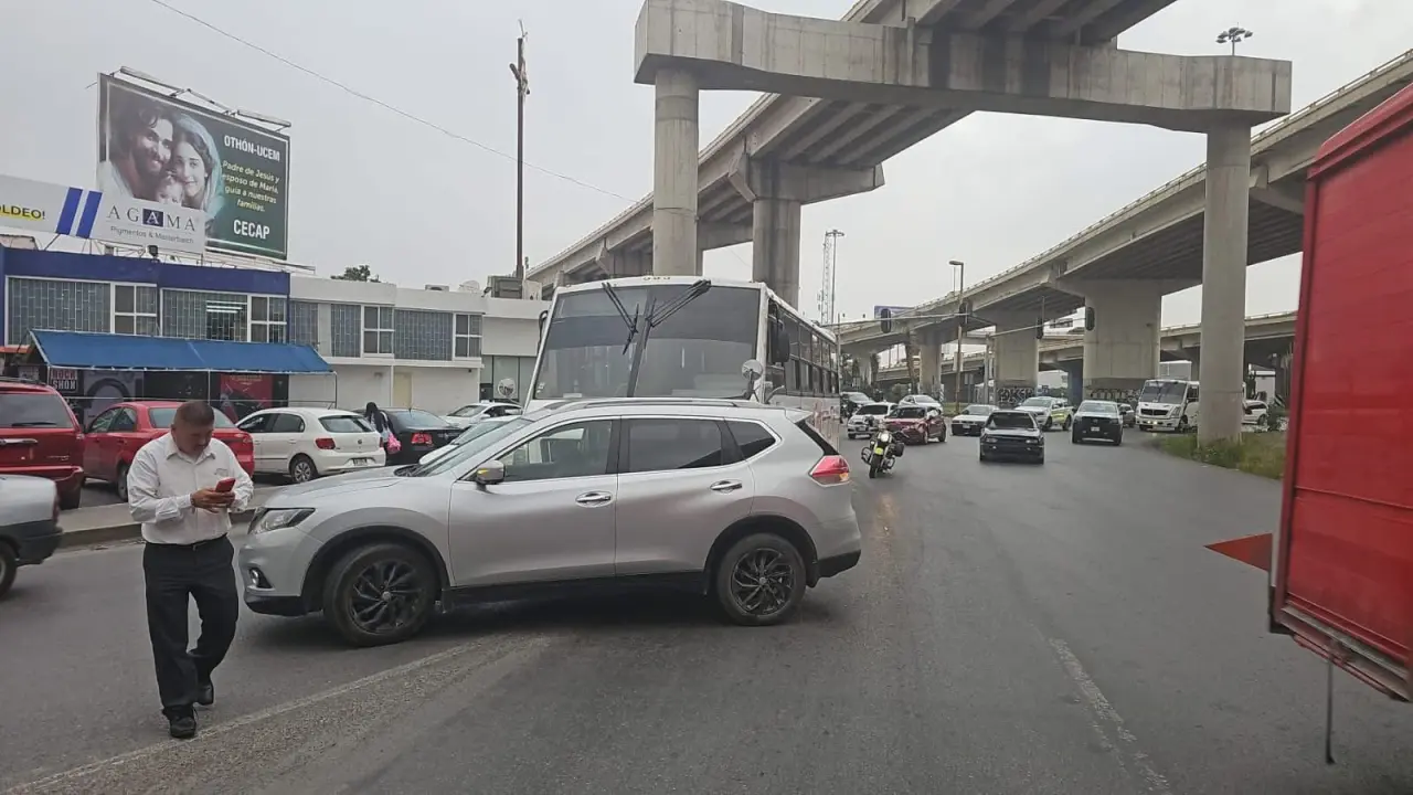 Accidente en la glorieta del Distribuidor Juárez provoca congestionamiento vial
