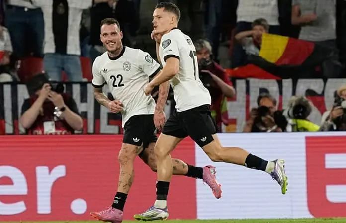 Alemania gana y sigue con vida
