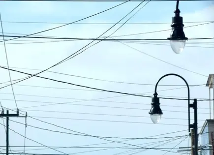 Aún no retiran postes de obras de San Miguelito