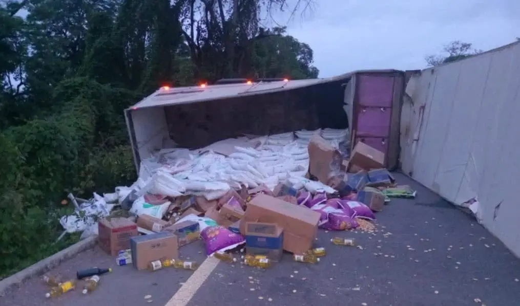 Camión de abarrotes vuelca en la Valles–Tamazunchale