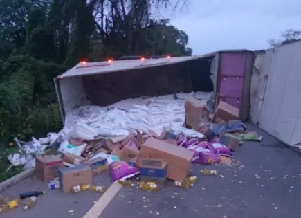 Camión de abarrotes vuelca en la Valles–Tamazunchale